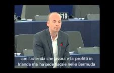 UE: Deputato inglese straccia in Aula la cartella delle tasse: Paghino i ricchi! [VIDEO]