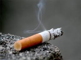 Anche i fumatori piangono, sigarette, da gennaio arriva l’aumento “record” da 40 centesimi