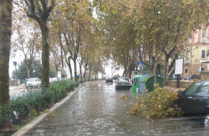 Nettuno arriva a Crotone: onde 9 metri e pioggia torrenziale