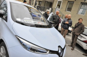 Regione: Valle d'Aosta, i consiglieri regionali del M5S consegnano un'auto elettrica all'Usl