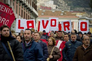 LAVORO: NAPOLI; LANCIO UOVA CONTRO SEDE REGIONE CAMPANIA