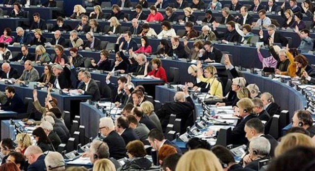 Evento storico, il M5S applica la democrazia diretta in UE: Votato unanimità rapporto sulla sanità