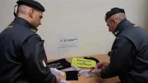 Coppia pensionati scoperti con 80 mila euro a valico Chiasso