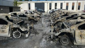 Spendono più di quanto raccolgono: i Danesi si ribellano alle Tasse auto e uffici del fisco in fiamme
