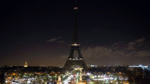 La-torre-Eiffel-spenta-in-segno-di-cordoglio