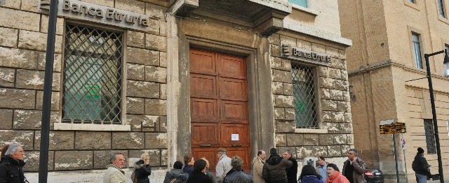Pensionato si suicida dopo aver perso 170 mila euro in obbligazioni emesse da Banca Etruria