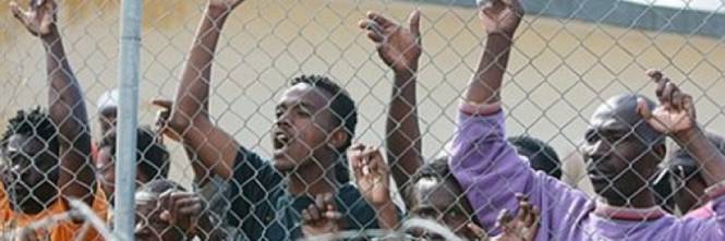Mancato pagamento del “pocket money”: Operatrice del centro di accoglienza, presa in ostaggio dei migranti