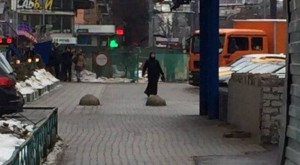 Terrore nelle strade di Mosca: urla “Allah Akbar” e mostra testa mozzata