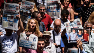 Turchia sempre più imbavagliata: Erdogan fa arrestare 42 giornalisti