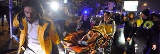 Istanbul, attacco in una discoteca Il governatore: attentatori travestiti da Babbo Natale «almeno 35 morti»