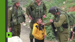 Video choc, soldati Israeliani molestano un ragazzino di otto anni, accusato di essere un rivoluzionario