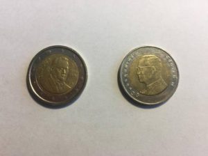 Occhio al resto: monete thailandesi al posto dei due euro. L’allarme a Roma