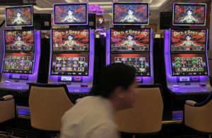 Raggi, assurdo governo su gioco azzardo: a Roma nuove regole, stretta su sale slot