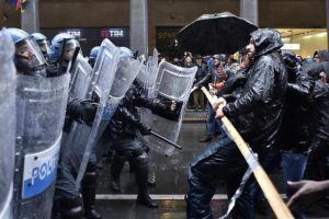 Primo maggio, sindacati a Torino. Botte e violenza: gli scontri tra antagonisti e polizia – (VIDEO)