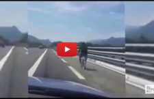 Sospeso poliziotto per aver filmato il migrante in bicicletta sull’autostrada chiamandolo risorsa boldriniana (VIDEO)