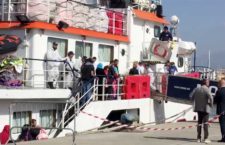 Civitavecchia si ribella all’invasione: “Contro gli immigrati barricate al porto e rivolta”