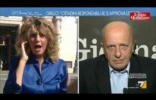 Barbara Lezzi zittisce e ridicolizza il servo Sallusti: “Sei ridicolo” (video)