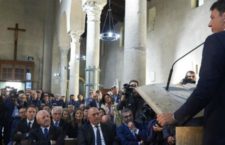 Paestum, Renzi diventa don Matteo. Ecco il video della predica-comizio dall’altare della basilica