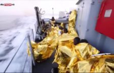 Salerno, arriva nave con migranti: a bordo i corpi di 26 donne