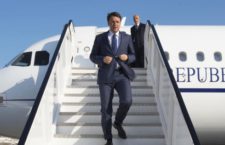 Il presidente del Consiglio Matteo Renzi scende dall'aereo che lo ha condotto a La Valletta per l'incontro con il primo ministro di Malta, Joseph Muscat, e la cerimonia di inaugurazione dell'interconnettore elettrico tra Malta e Italia, 9 aprile 2015. 
ANSA / US PALAZZO CHIGI - TIBERIO BARCHIELLI
+++ANSA PROVIDES ACCESS TO THIS HANDOUT PHOTO TO BE USED SOLELY TO ILLUSTRATE NEWS REPORTING OR COMMENTARY ON THE FACTS OR EVENTS DEPICTED IN THIS IMAGE; NO ARCHIVING; NO LICENSING+++