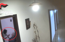 La “casa degli orrori” a Castellammare del Golfo, anziani picchiati e umiliati: 4 arresti (Video)