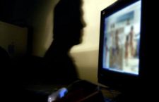 Modena, minori nude su social: caccia dei pedofili alle foto hot