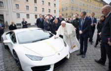 Papa Francesco: Lamborghini gli dona un’auto “huracan” personalizzata che andrà all’asta per beneficenza
