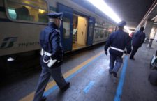 Pisa, 4 minorenni aggrediscono una capotreno a Pisa e feriscono tre agenti: erano sotto effetto di droga e alcol