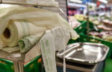 Foto Claudio Furlan / LaPresse 
04-01-2018 Milano 
cronaca Nuovi sacchetti biodegradabili per gli alimenti a pagamento nei supermercati.