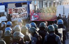 Piacenza, scontri al corteo antifascista: 5 carabinieri feriti. Torino, sassi contro la polizia