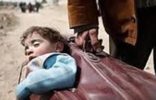 Guerra in Siria, il bambino nella valigia del padre: l’immagine simbolo dell’esodo di Ghouta