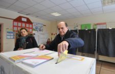 Bersani vota lasciando tagliando scheda [VIDEO]