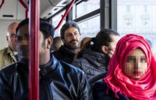 Il neo presidente della Camera del M5s Roberto Fico raggiunge in autobus Montecitorio dopo essere arrivato alla stazione Termini da Napoli, Roma, 26 marzo 2018. ANSA/ANGELO CARCONI