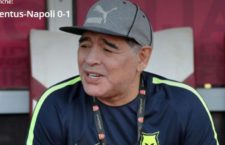 Maradona finisce nella curva della Juventus: “Li denuncio”. L’ex Pibe de Oro mette altra benzina sul fuoco.