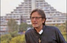 Il prete anti-camorra sbeffeggia Saviano: “Mai chiesto la scorta, perché tu sì?”