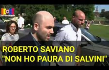 “Sembrava dovesse arrivare un capo di Stato”, ecco la scorta di Saviano: così è arrivato ieri a Milano alla pagliacciata ‘antirazzista’ organizzata dal sindaco PD
