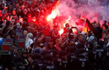 Germania, protesta di estrema destra: A Chemnitz è caccia allo straniero, migliaia di neonazisti in piazza