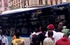 Pistoia, bus occupato per oltre un’ora da africani senza biglietto