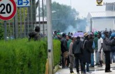 Due poliziotti aggrediti da 50 migranti a Foggia. La denuncia del Sap