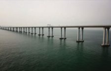 La Cina inaugura il ponte sul mare più lungo del mondo, la Sicilia paga progetti da 50 anni per un’opera di 3 km mai iniziata