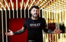 Disastro Corona in tv, denunciata Mediaset: Ascolti flop, un camerino distrutto e l’accusa di pubblicità occulta