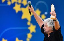 Beppe Grillo dal palco del Circo Massimo: “Togliere poteri al Capo dello Stato” [VIDEO]