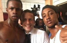 La foto di Macron con il giovane che fa il dito medio. Polemiche in Francia