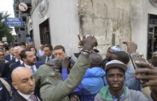 Salvini a Napoli tra selfie, applausi e proteste: «Sradicheremo la camorra»