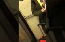 Napoli, lite in treno: ragazzo offende stranieri. La passeggera reagisce: “Tu non sei razzista, sei stronzo”