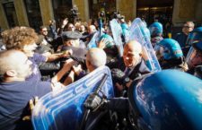 Salvini a Napoli, scontri al sit-in dei centri sociali: carica della polizia, un ferito. Scontro Termovalorizzatori M5S-LEGA