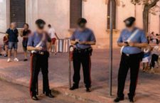 Carabinieri con lo smartphone in servizio: arriva la stretta sull’uso dopo la foto virale