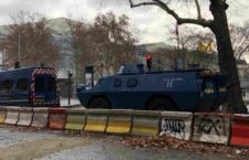 Gilet gialli, Macron ha paura e schiera i carri armati per le vie di Parigi: gli studenti sotto il controllo della polizia armata