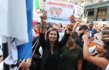 Laura Boldrini aggredita in aeroporto al grido di “Prima gli italiani”