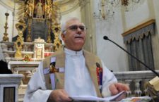 Dl sicurezza, prete genovese chiude la chiesa per Natale: “Obiezione di coscienza contro il decreto Salvini”